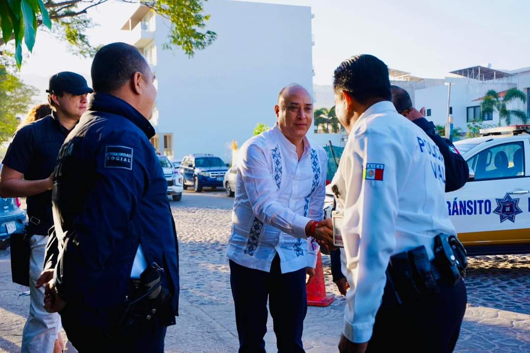 Pepe Martínez saluda de mano a policías