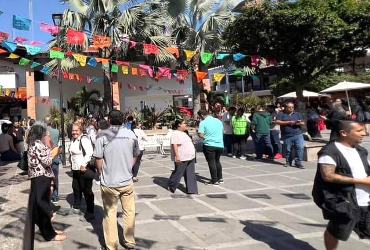 Ciudadanos evauaron la Presidencia de Vallarta tras sismo