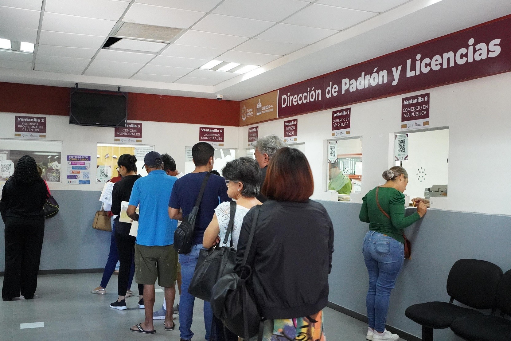 Usuarios hacen fila para pago de licencia municipal en Vallarta