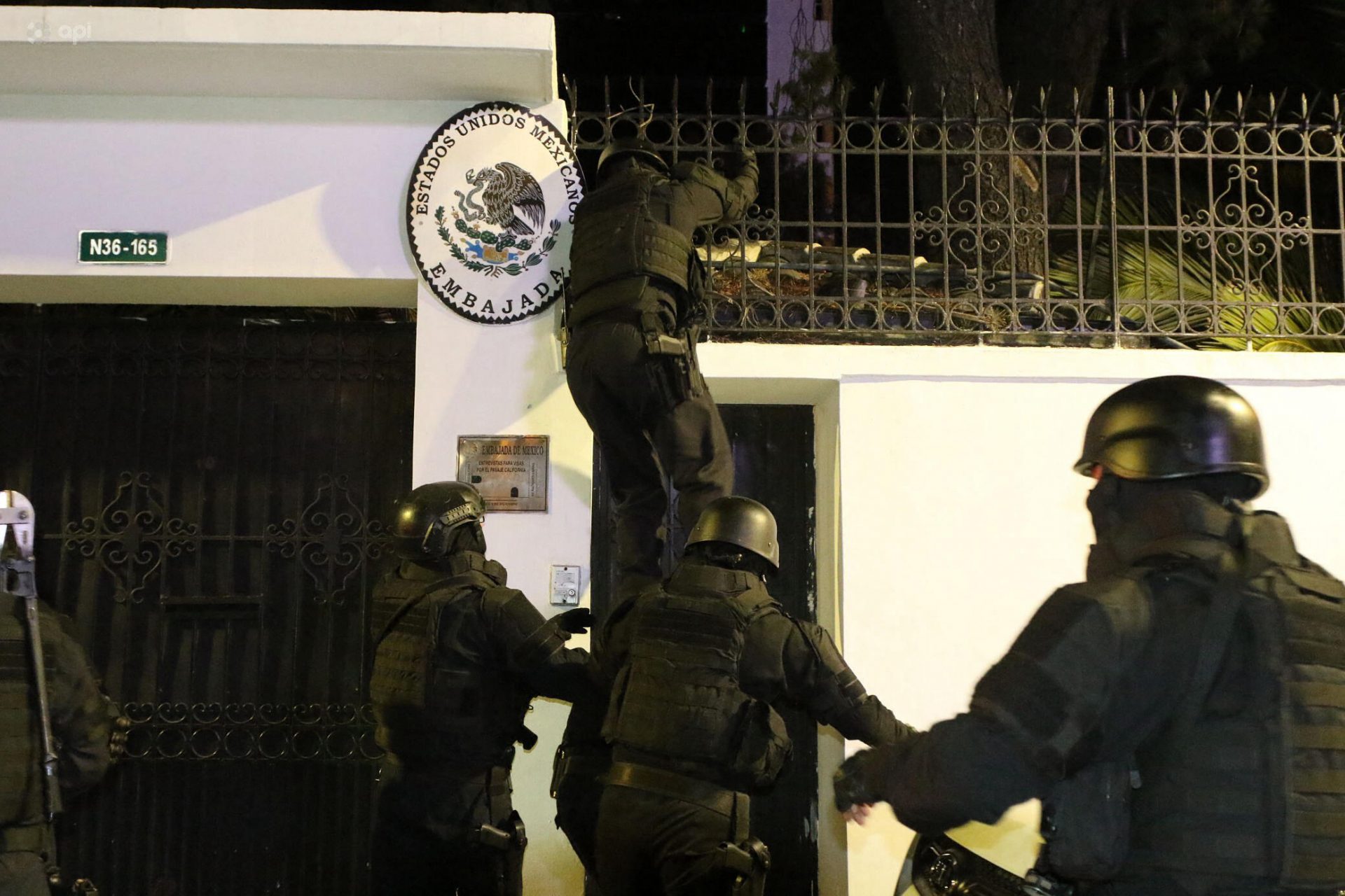 Irrupción de policías de Ecuador a la embajada mexicana