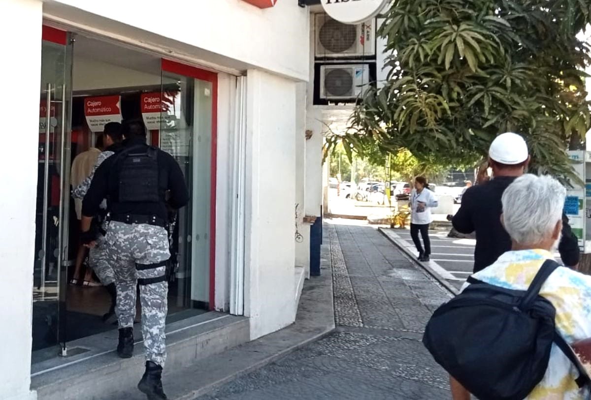 Policías vigilan bancos