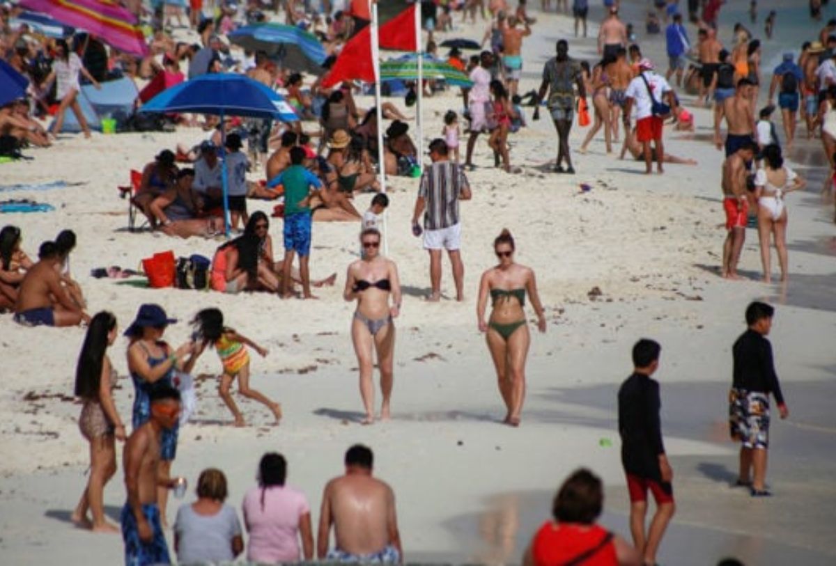 Turistas disfrutan de la playa en Valarta