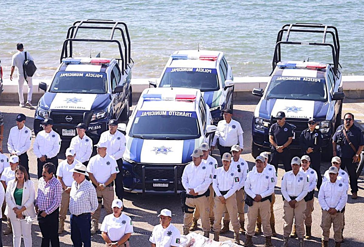 Policías en el malecón de Puerto Vallarta