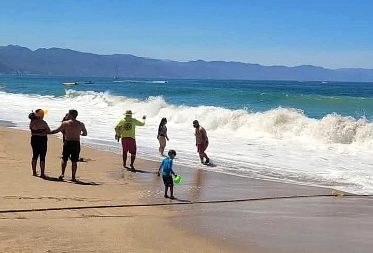 Playas de Puerto Vallarta en alerta de tsunami
