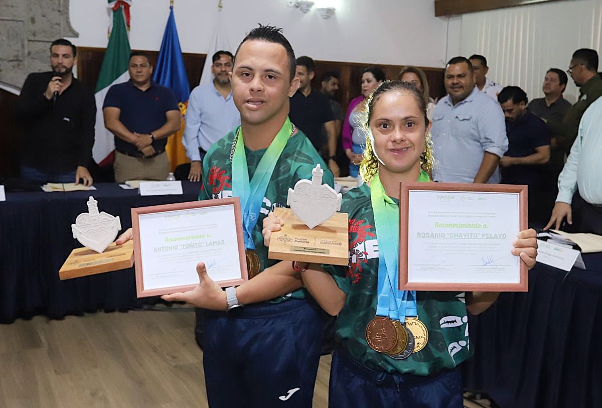 Atletas de deporte adaptado en el cabildo de Puerto Vallarta
