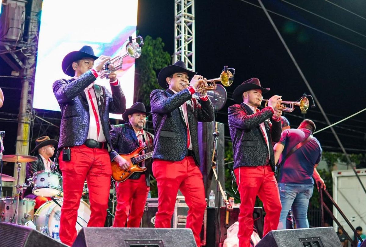 Cantantes en fiestas patronales de Ixtapa