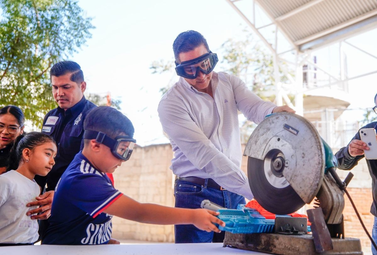 Héctor Santana en campaña de desarme en Bahía de Banderas
