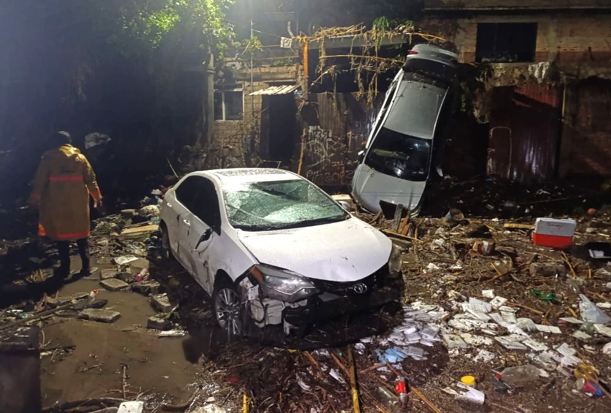 Coches afectados tras tormenta en Zapopan