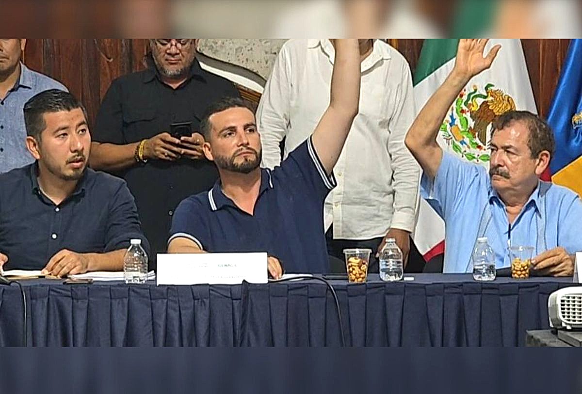 Luis Munguía en la sesión de Ayuntamiento de Vallarta