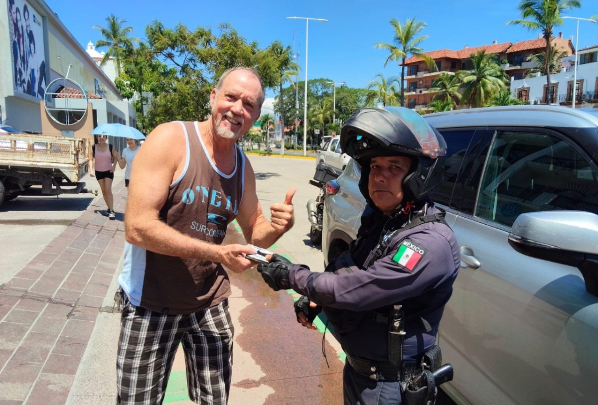 policia devuelve cartera a turista en puerto vallarta