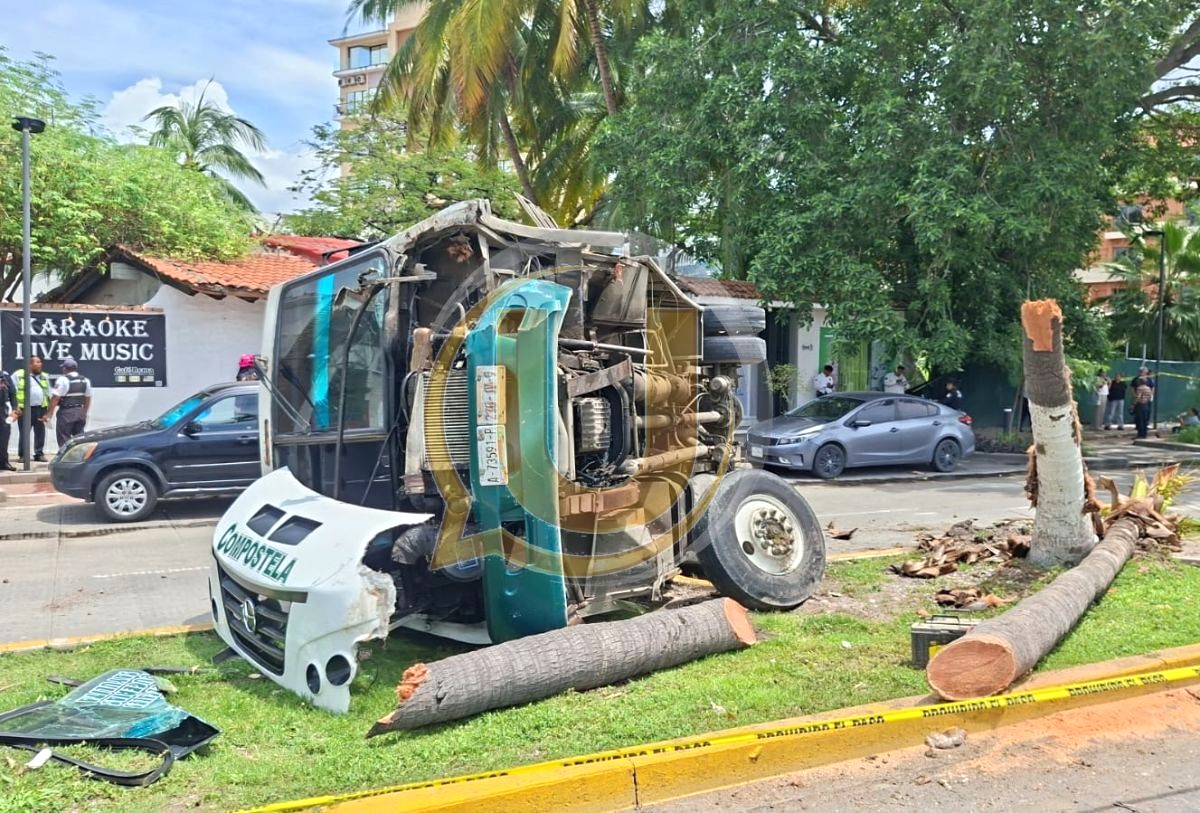 Camión de la ruta Compostela está volcado en Puerto Vallarta