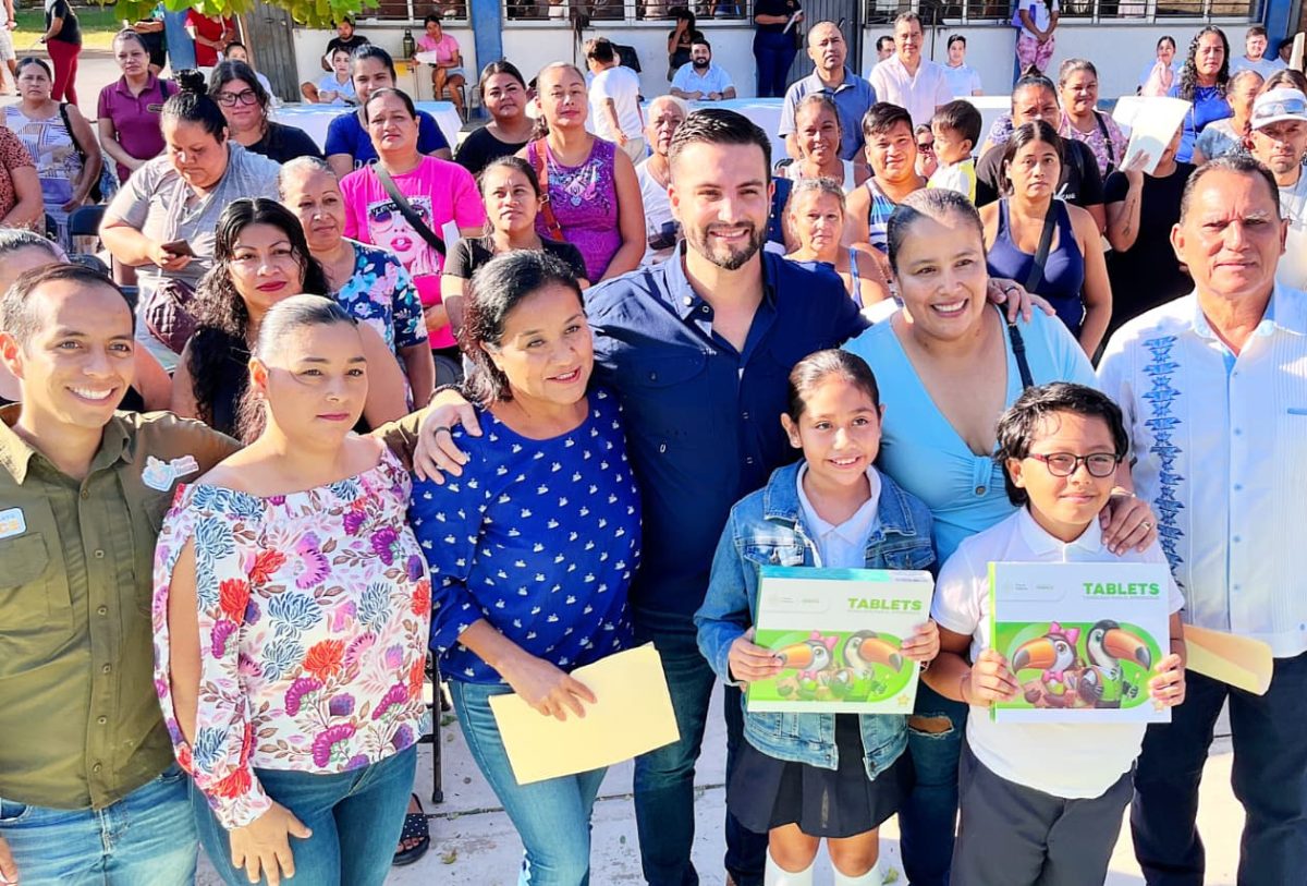 entrega de tabletas en escuela de puerto vallarta