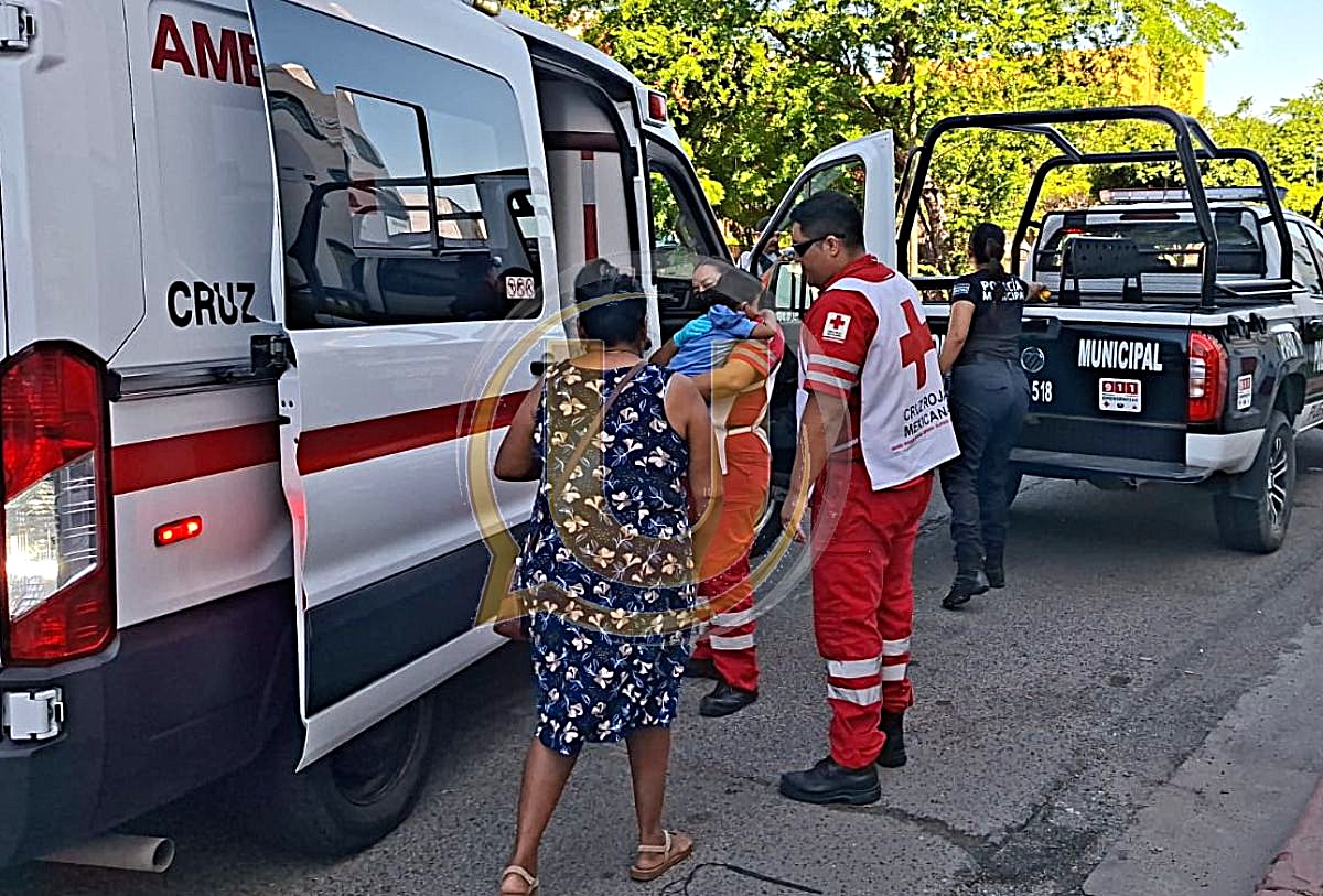 Paramédicos atienden a mujer y su bebé atropellados en Puerto Vallarta