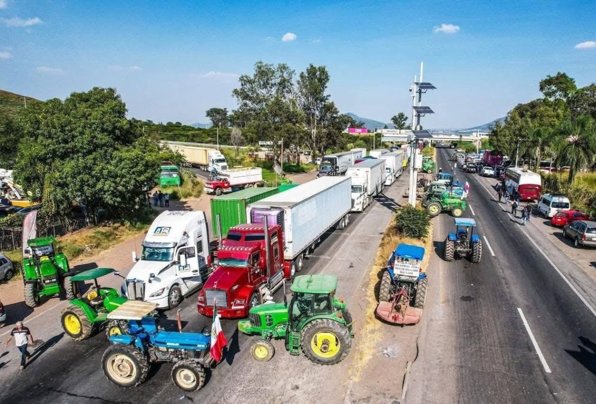Bloque carretero de agricultores en Guadalajara, Jalisco