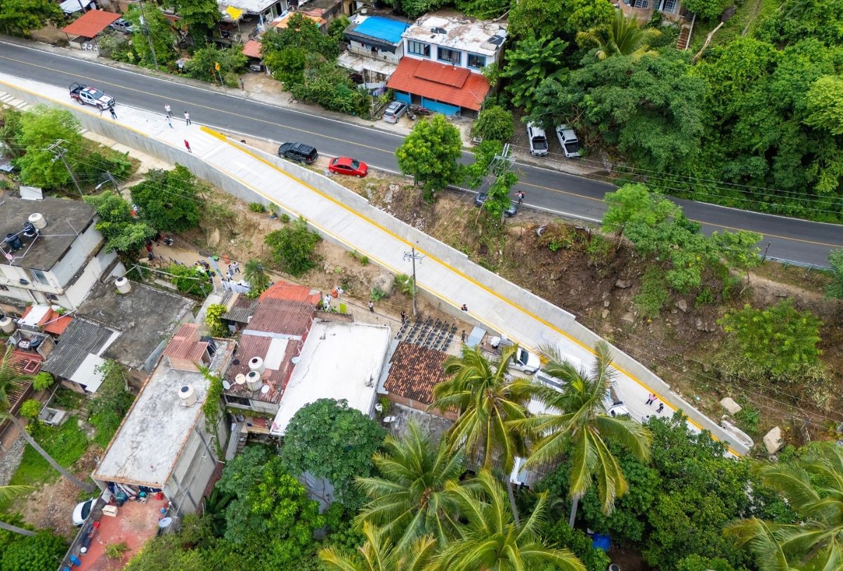 Poblado de Boca de Tomatlán con nueva calle de entrada y salida