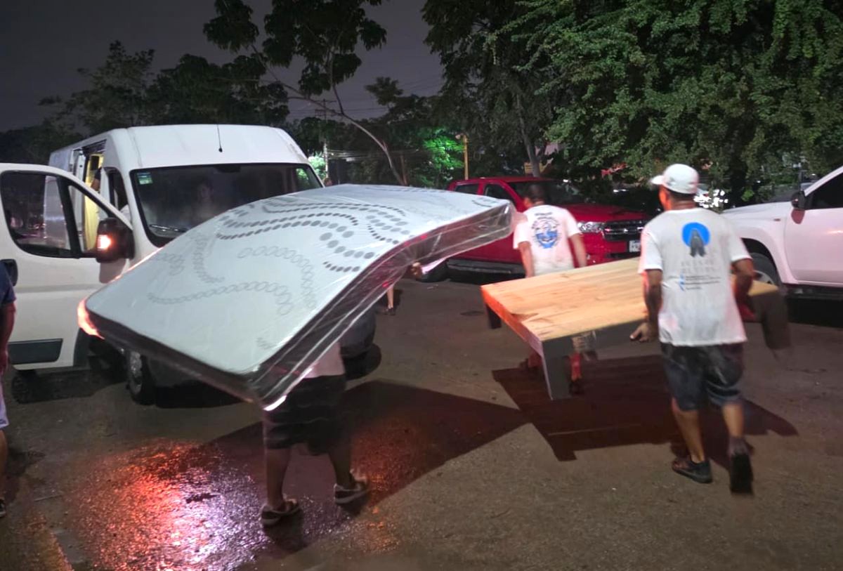 Luis Munguía entrega apoyos a familias damnificadas