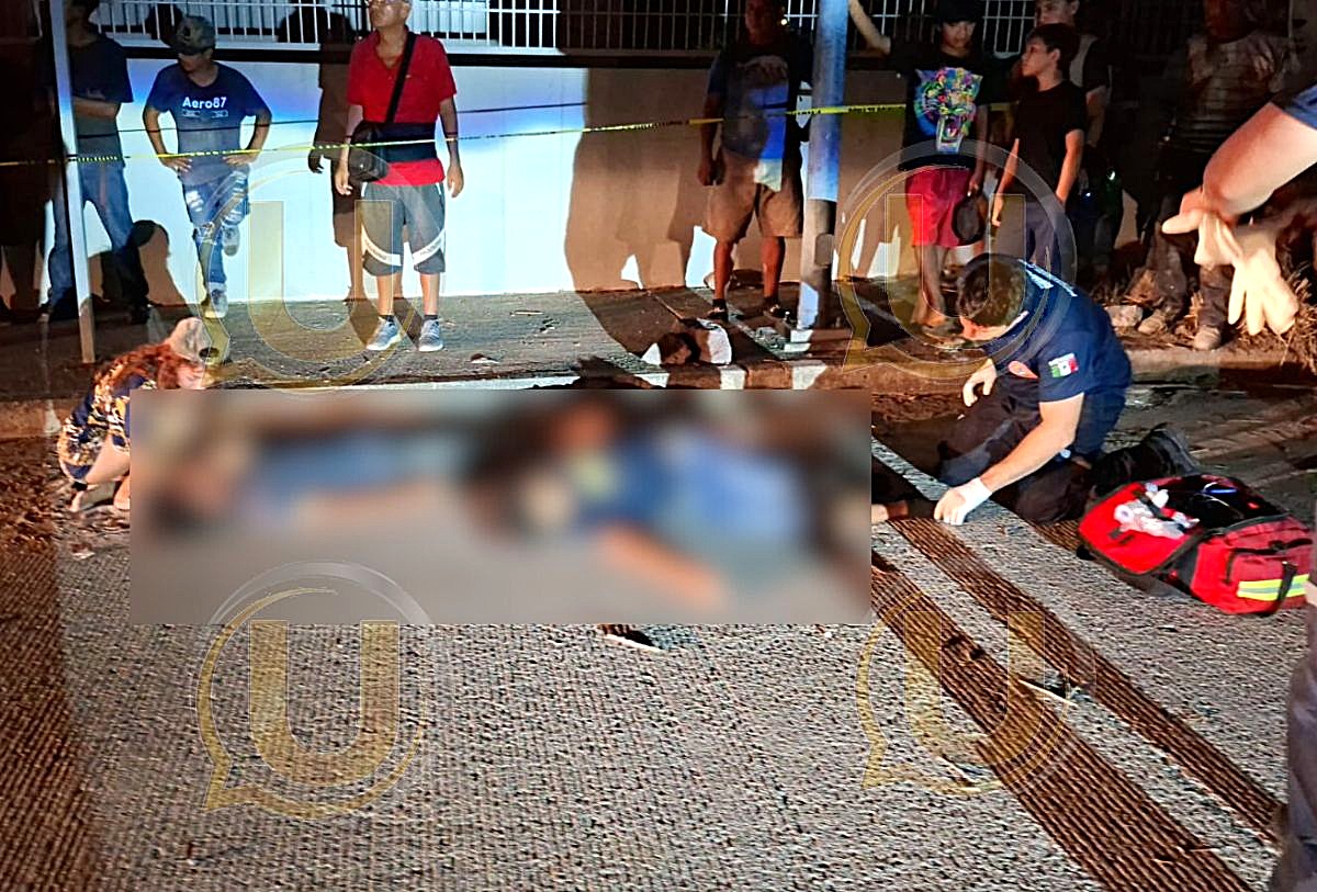 Jóvenes en el suelo tras accidente vial en Puerto Vallarta