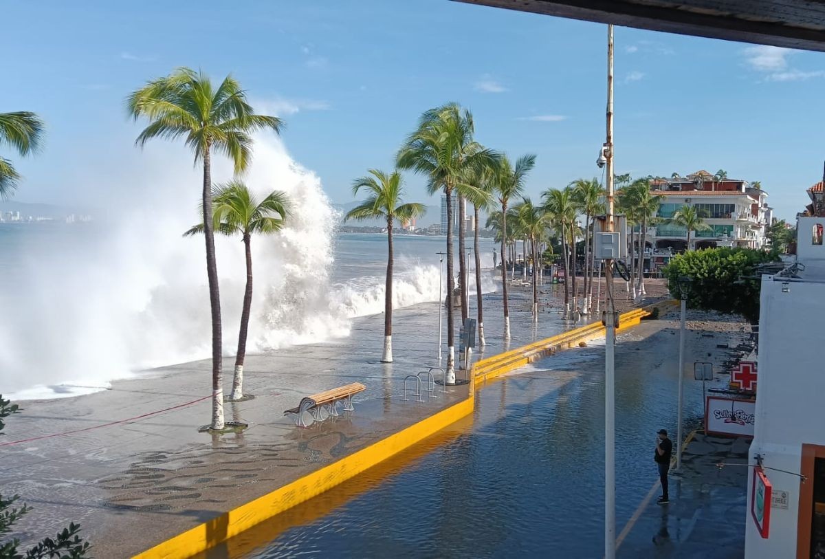 Alto oleaje en Puerto Vallarta por "Priscilla"