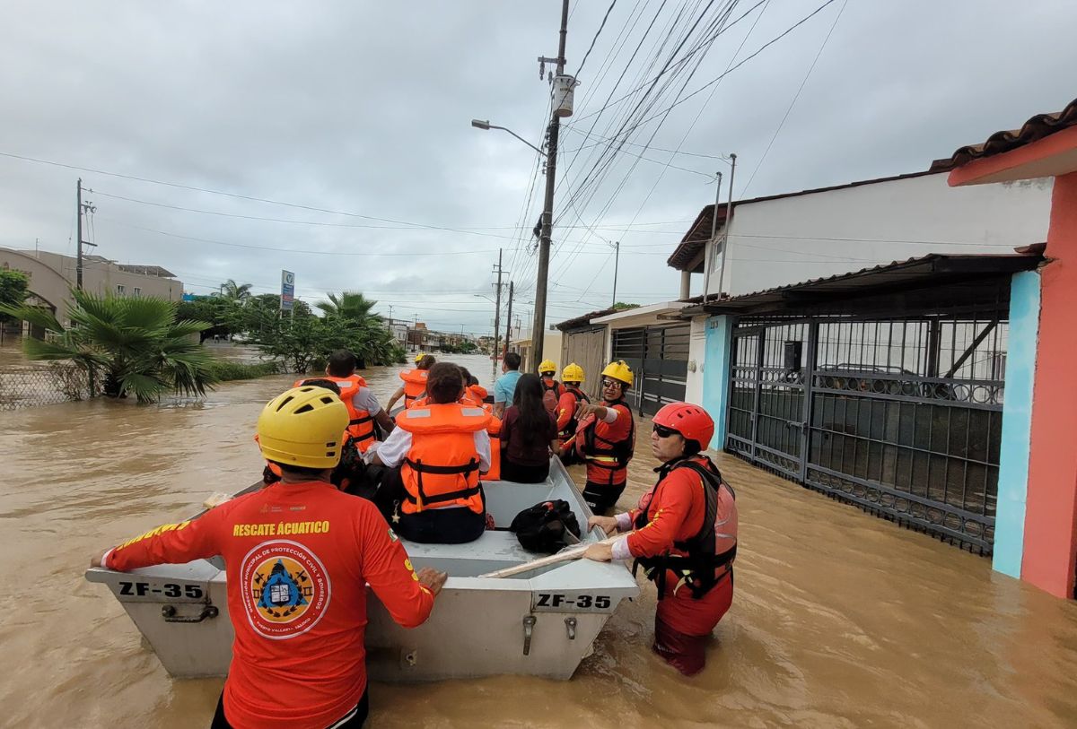 Rescate a personas tras inundción en Puerto Vallarta