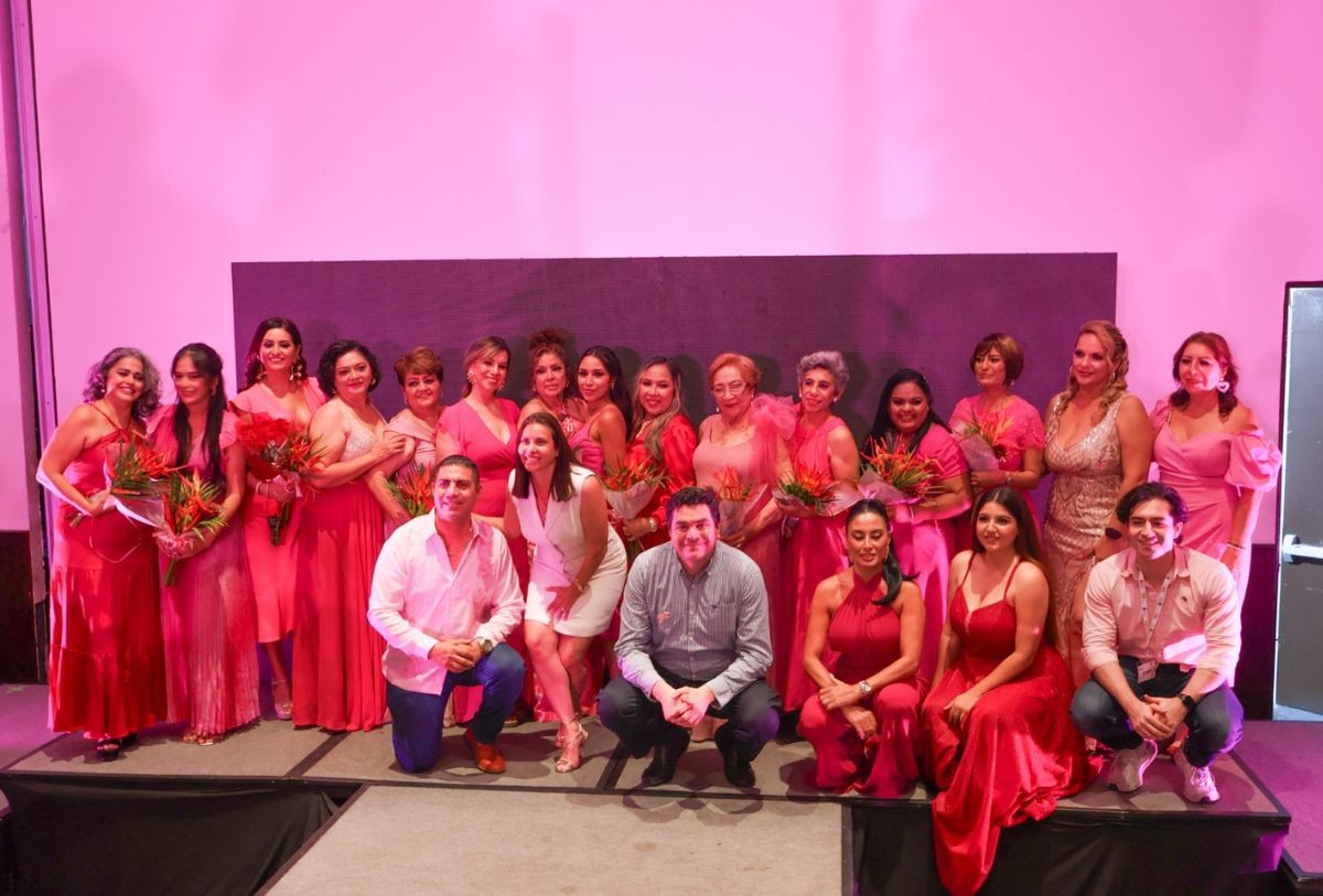 Mujeres participantes del Fashion Pink Care en Puerto Vallarta