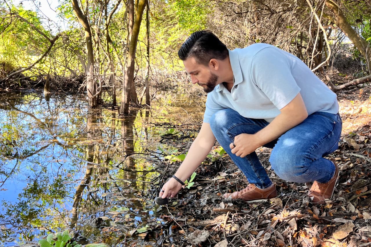 Luis Munguía con Tortuga Casquito en Vallarta