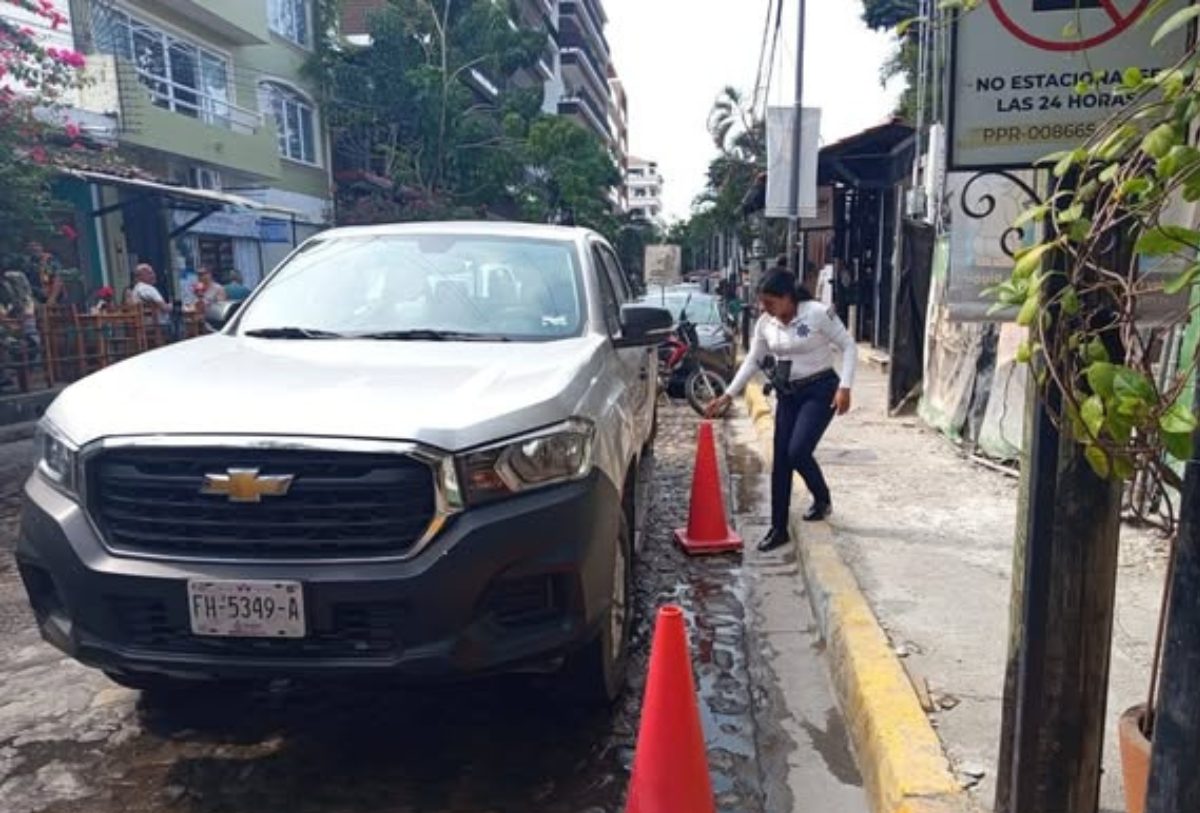 transito quitando objetos de la via