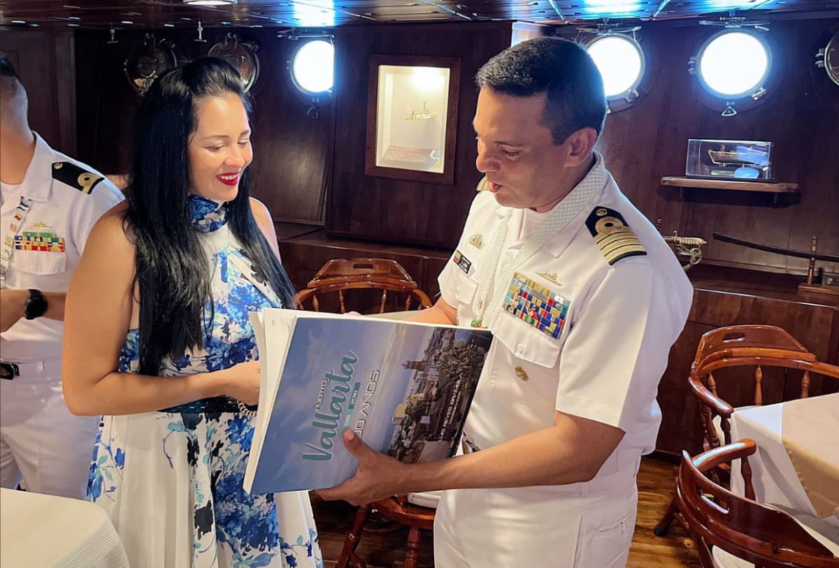 Alejandra Cornejo, directora de Turismo de Vallarta, con la tripulación del Buque Gloria de Colombia