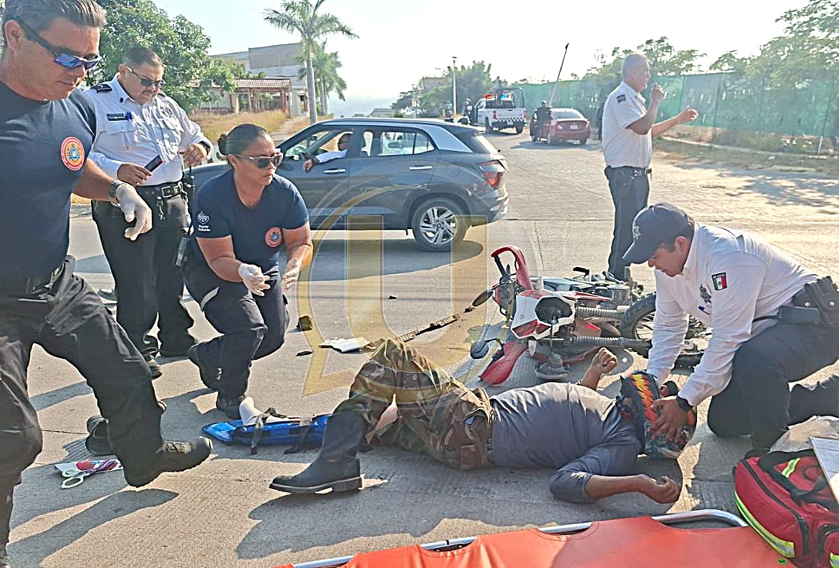 Choque entre motociclista y camioneta en Av. Poeteas en Puerto Vallarta