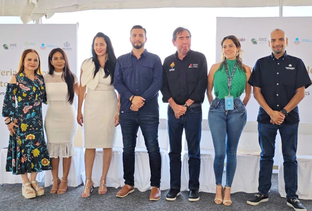 Luis Munguía en feria del empleo en Puerto Vallarta