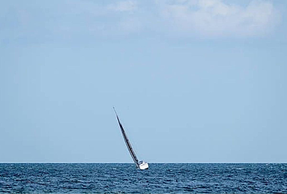 Velero se inunda en el mar de Puerto Vallarta