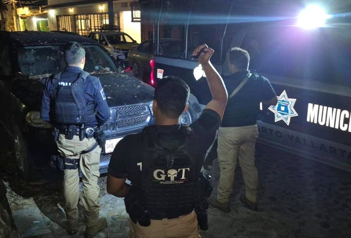Policías de Puerto Vallarta en operativo de seguridad