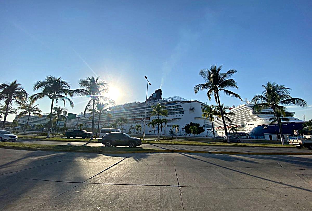 Tres cruceros en Puerto Vallarta