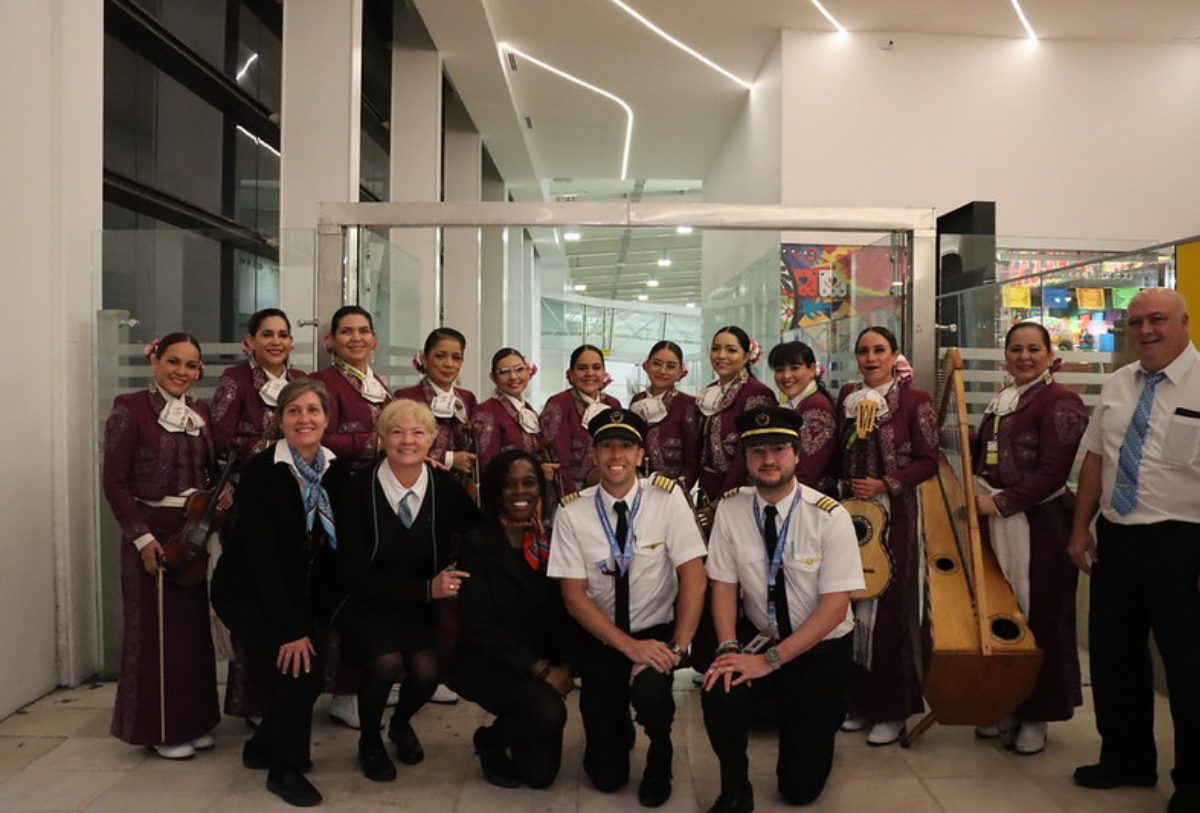 TRIPULANTES DE UN AVION