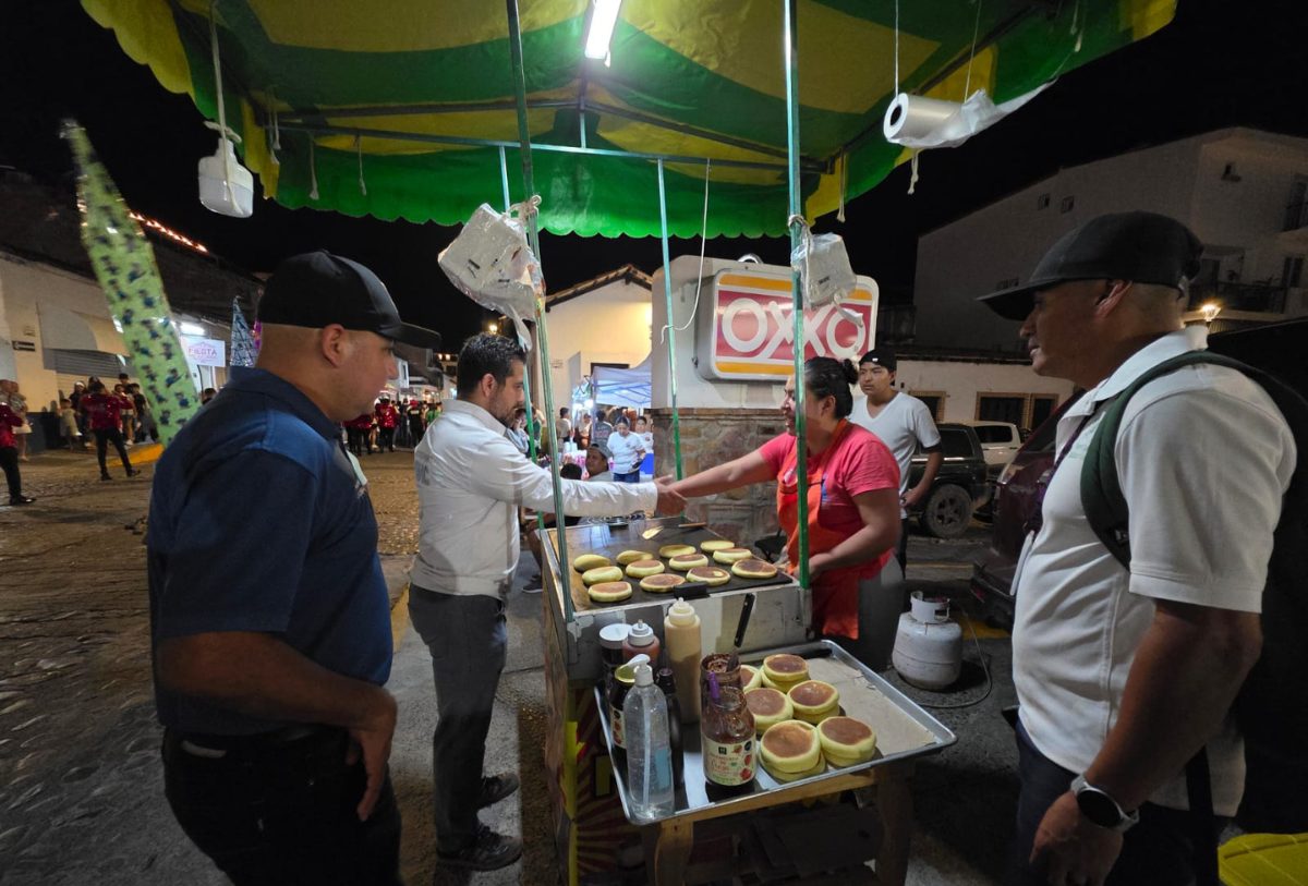 PERSONAL DEL GOBIERNO DE VALLARTA APOYANDO PUESTOS DE COMIDA