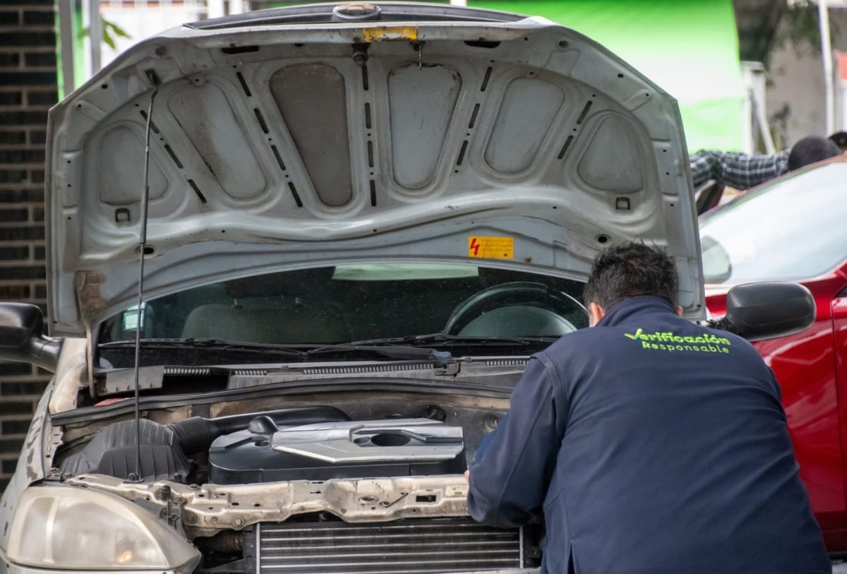 mecanico revisando motor de un carro