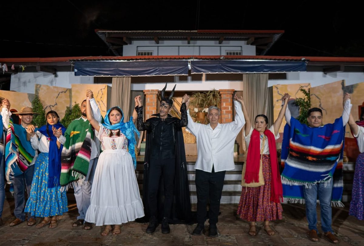 actores presentando una obra de teatro