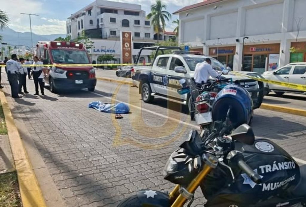 Motociclista atropella y mata a mujer en Puerto Vallarta, frente al IMSS