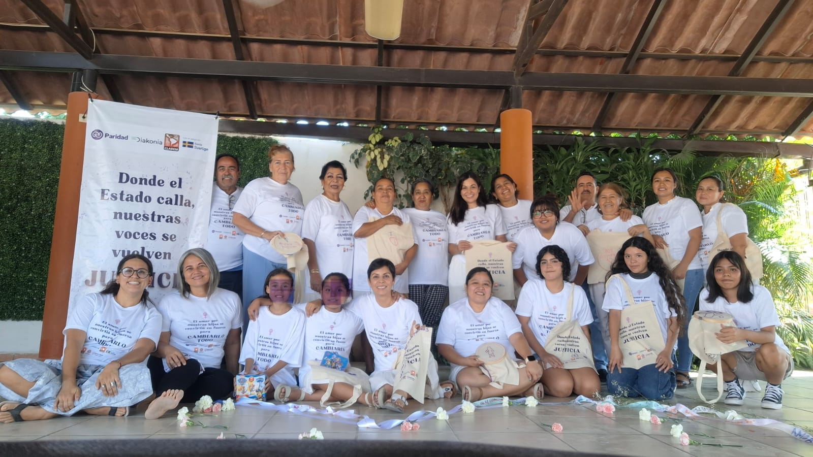 personas reunidas para recordar a sus familiares