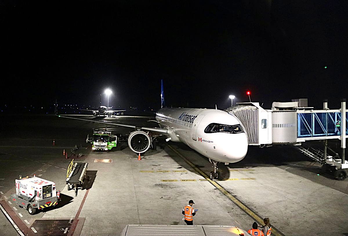 Avión de Montreal, Canadá, aterrizando en Guadalajara, México
