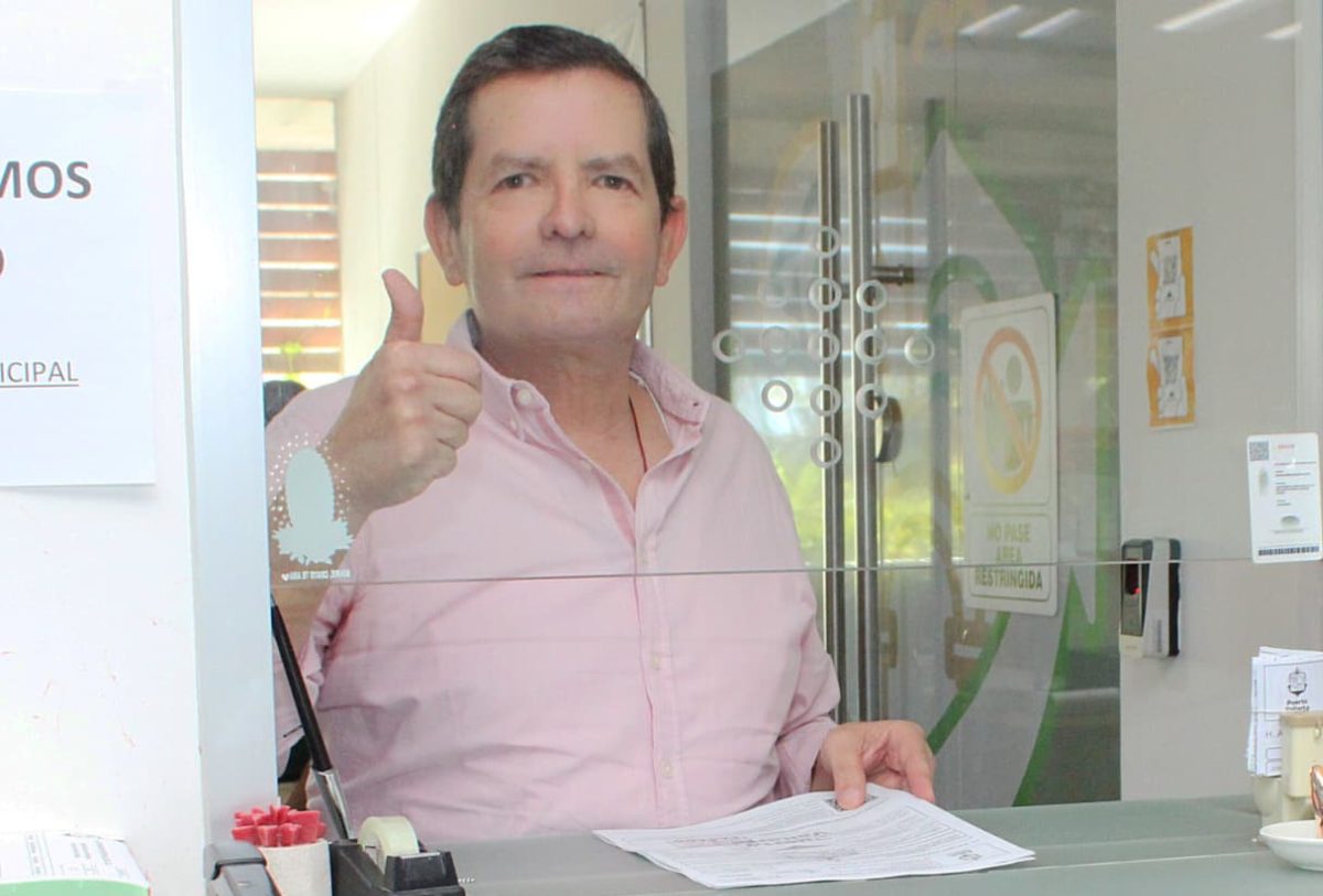 persona pagando el predial