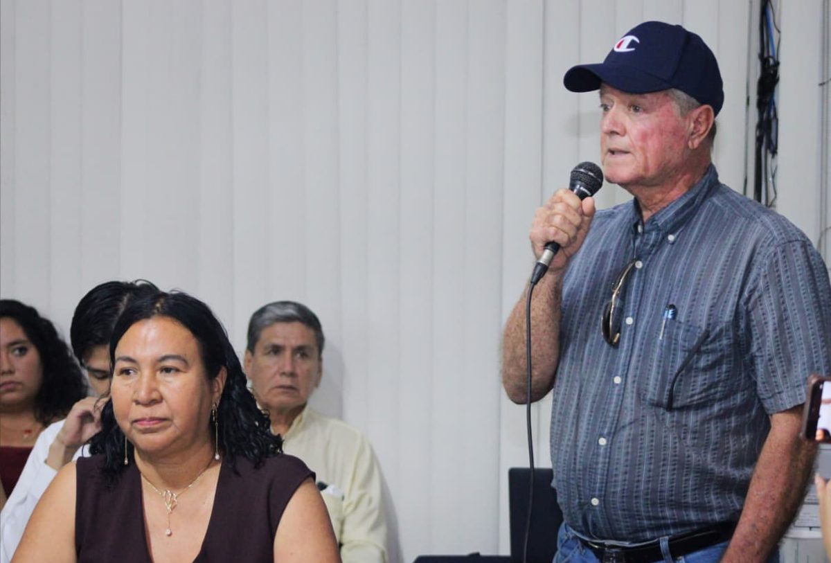 personas hablando en el ayuntamiento de puerto vallarta