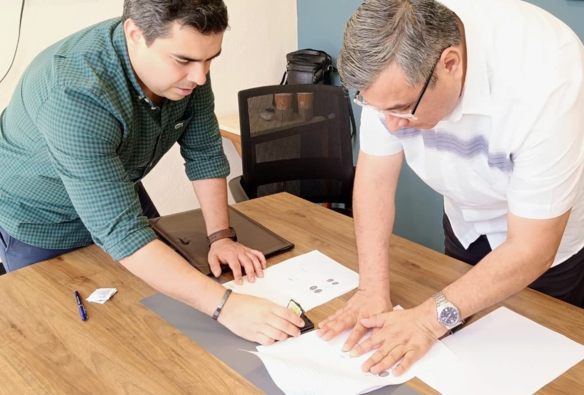 personas veindo unos papeles en una mesa