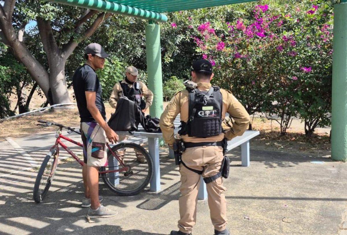 POLICIAS REVISANDO A UN CIVIL