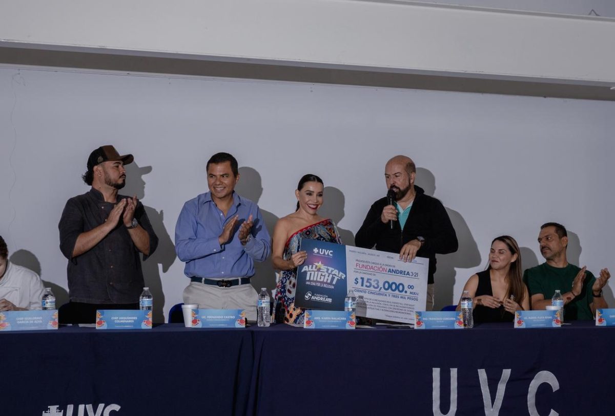 PERSONAS EN UNA MESA SOSTENIENDO UN PAPEL