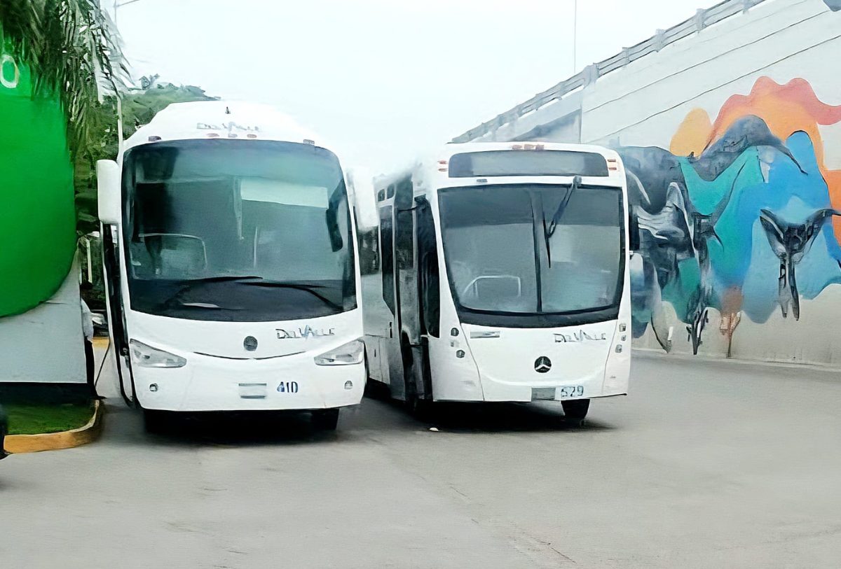 CAMIONES DE HOTELES PARADOS