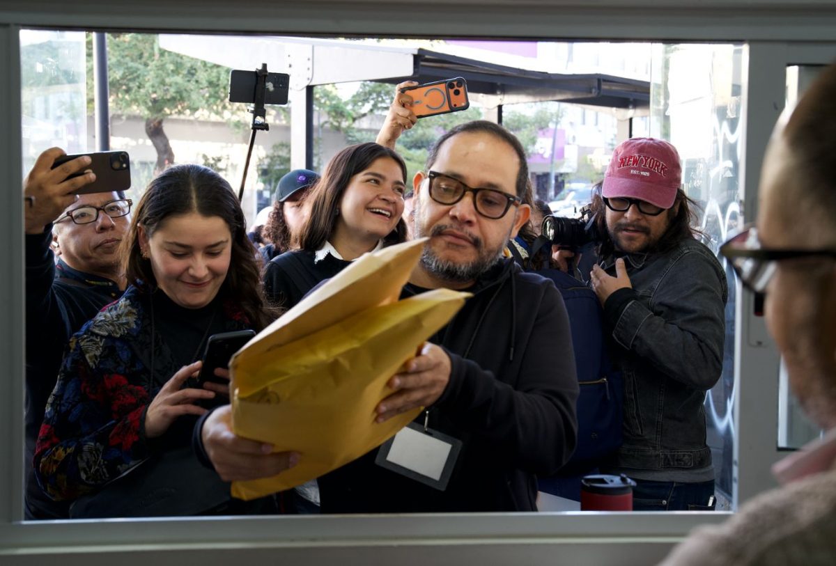personas juntas con carpetas