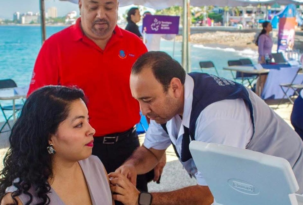 personal de salud vacunado a una señora