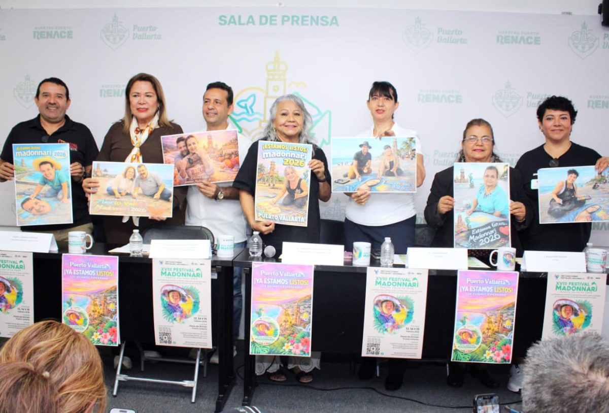 PERSONAS AGARRANDO UN BOLETÍN