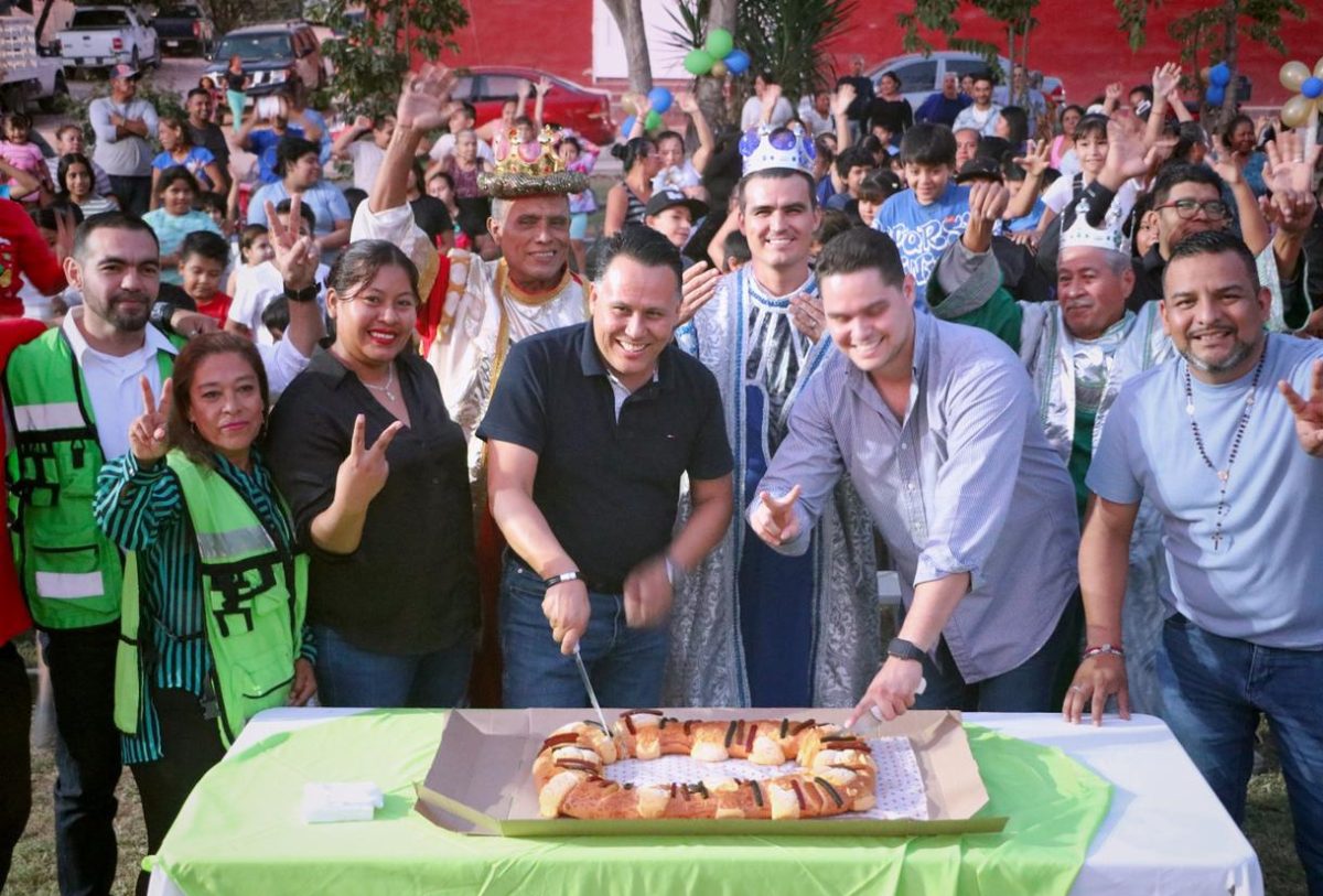 personas partiendo rosca de reyes
