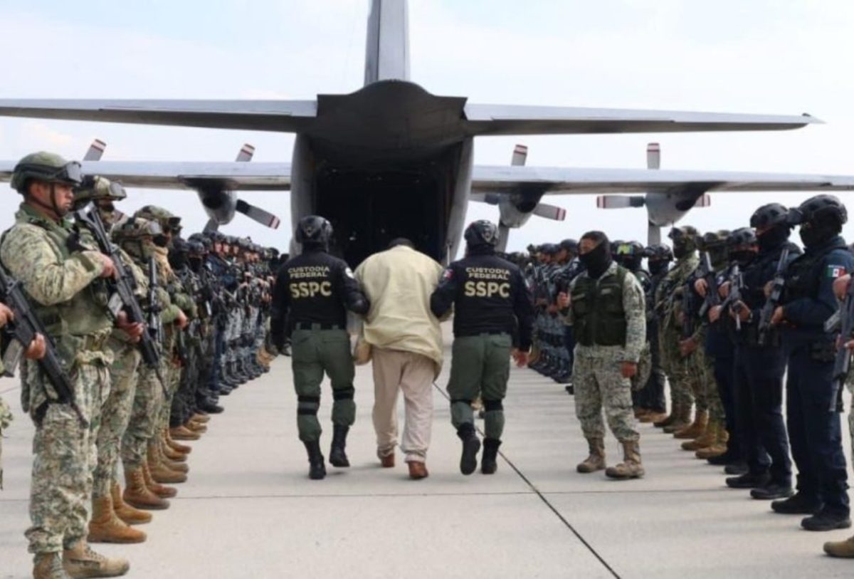 militares escoltando a reos